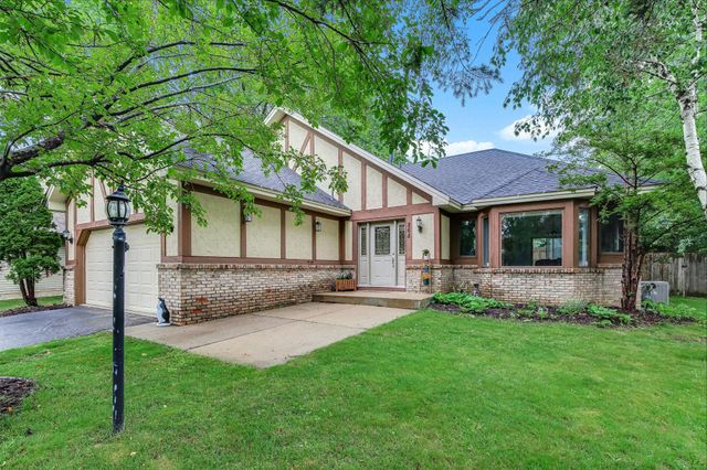 868 Winterberry Court, Woodbury, MN 55125