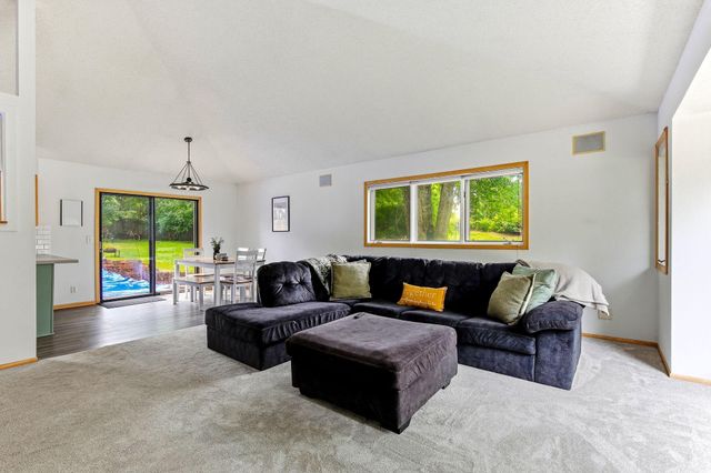 868 Winterberry Court, Woodbury, MN 55125