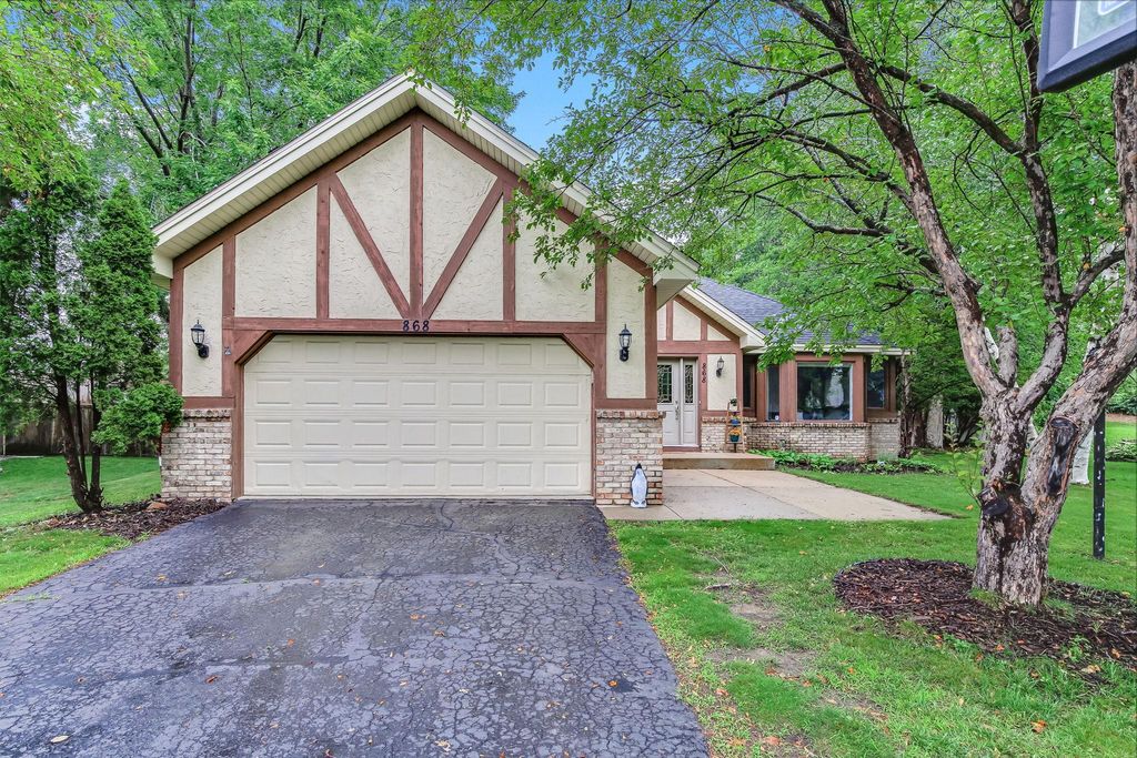 868 Winterberry Court, Woodbury, MN 55125
