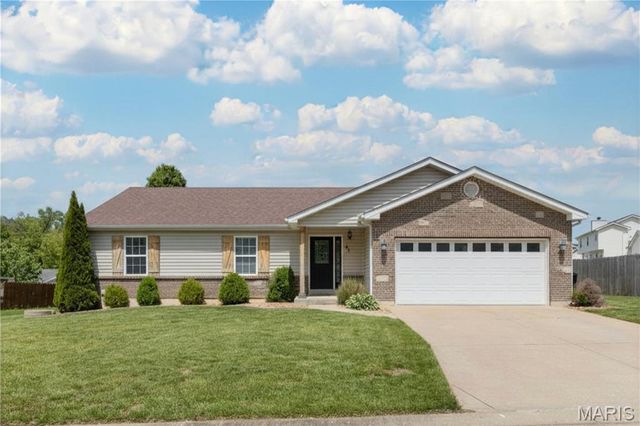 41 Village Circle Drive, Winfield, MO 63389