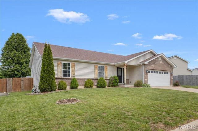 41 Village Circle Drive, Winfield, MO 63389