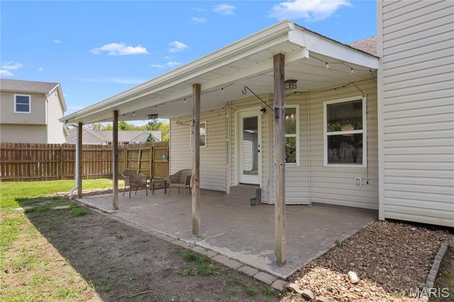 41 Village Circle Drive, Winfield, MO 63389