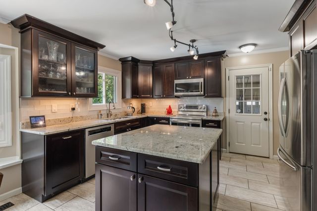 1025 Claremont Dr, Columbia, TN 38401