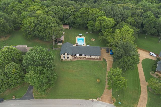 1025 Claremont Dr, Columbia, TN 38401