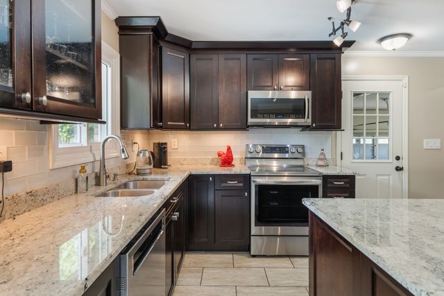 1025 Claremont Dr, Columbia, TN 38401