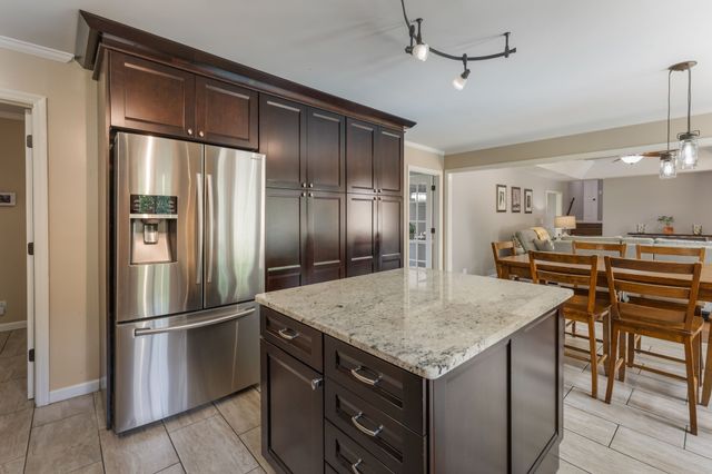 1025 Claremont Dr, Columbia, TN 38401