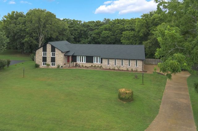 1025 Claremont Dr, Columbia, TN 38401