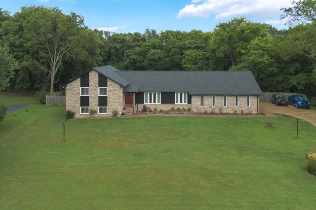 1025 Claremont Dr, Columbia, TN 38401