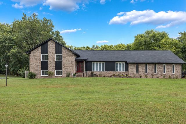 1025 Claremont Dr, Columbia, TN 38401