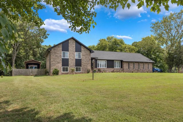 1025 Claremont Dr, Columbia, TN 38401