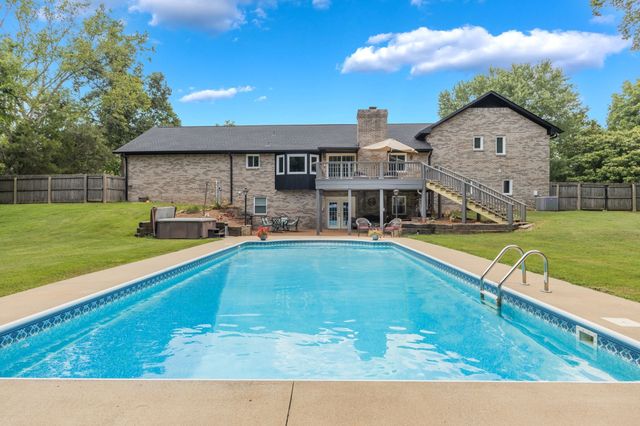 1025 Claremont Dr, Columbia, TN 38401