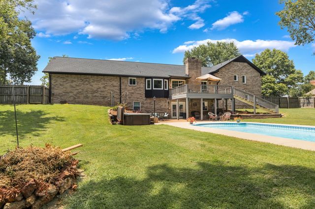 1025 Claremont Dr, Columbia, TN 38401