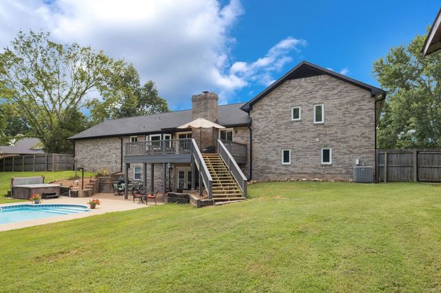 1025 Claremont Dr, Columbia, TN 38401