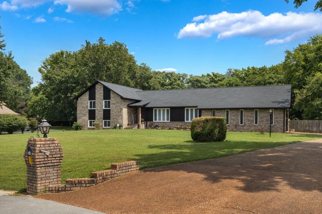 1025 Claremont Dr, Columbia, TN 38401