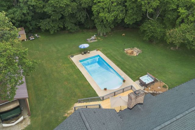 1025 Claremont Dr, Columbia, TN 38401