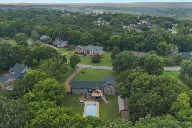 1025 Claremont Dr, Columbia, TN 38401