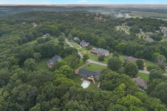 1025 Claremont Dr, Columbia, TN 38401