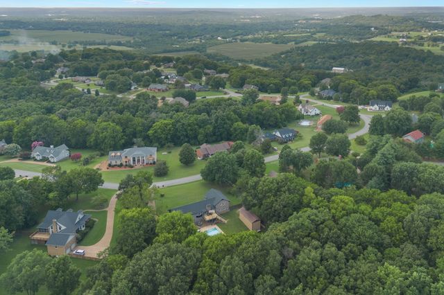 1025 Claremont Dr, Columbia, TN 38401