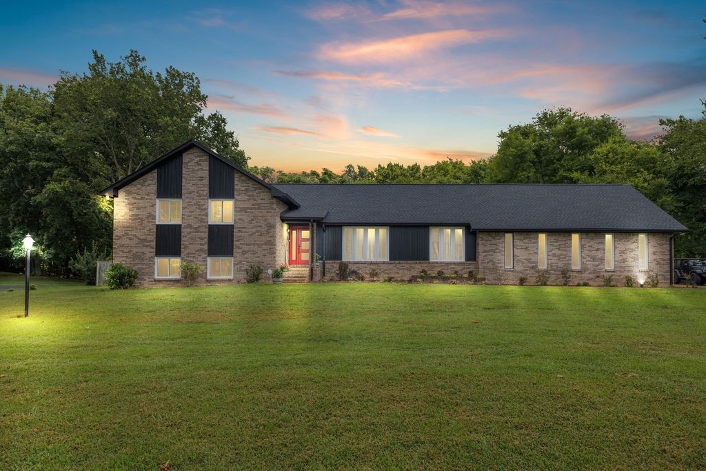 1025 Claremont Dr, Columbia, TN 38401