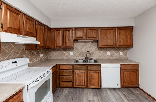 617 Hickory Hill Lane, Des Moines, IA 50317