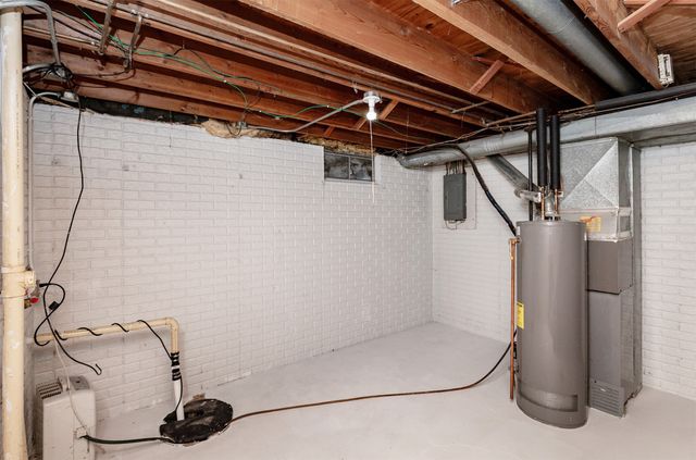 617 Hickory Hill Lane, Des Moines, IA 50317