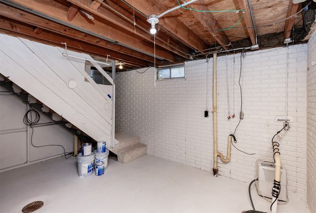 617 Hickory Hill Lane, Des Moines, IA 50317