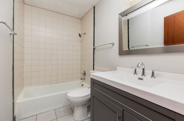 617 Hickory Hill Lane, Des Moines, IA 50317