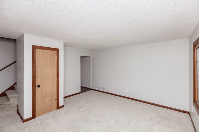 617 Hickory Hill Lane, Des Moines, IA 50317