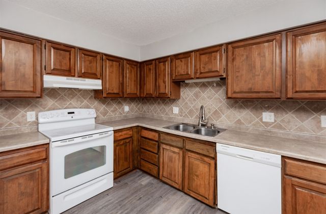 617 Hickory Hill Lane, Des Moines, IA 50317