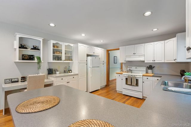 470 Pond Path, East Setauket, NY 11733