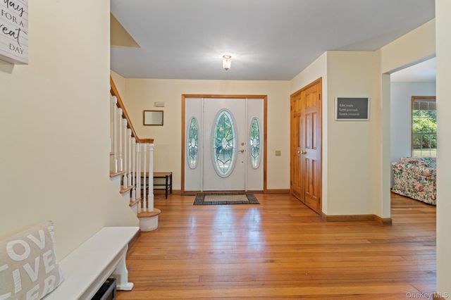 470 Pond Path, East Setauket, NY 11733