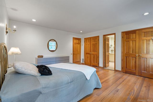 470 Pond Path, East Setauket, NY 11733