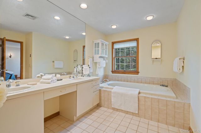 470 Pond Path, East Setauket, NY 11733