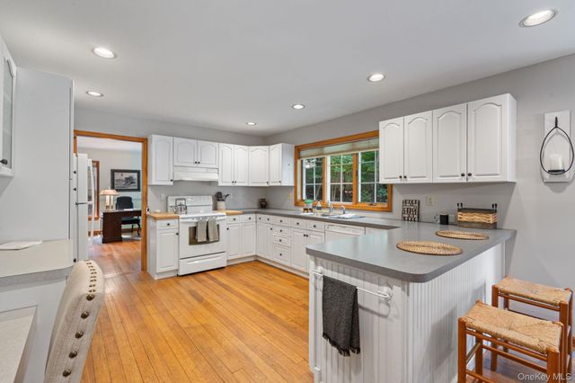 470 Pond Path, East Setauket, NY 11733