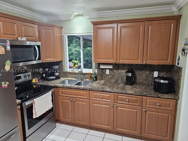 695 W 76th St, Hialeah, FL 33014