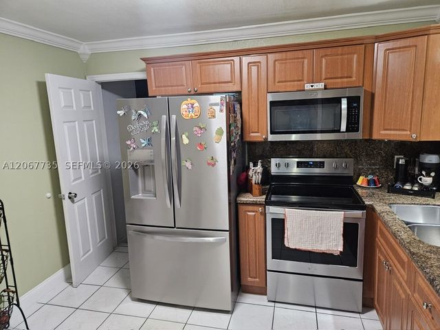 695 W 76th St, Hialeah, FL 33014