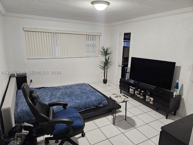 695 W 76th St, Hialeah, FL 33014