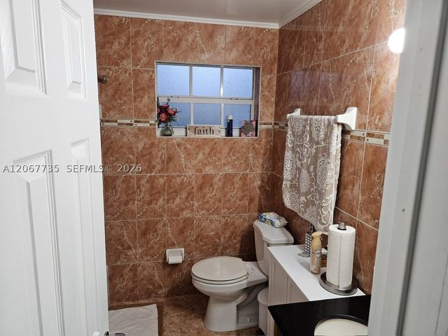 695 W 76th St, Hialeah, FL 33014
