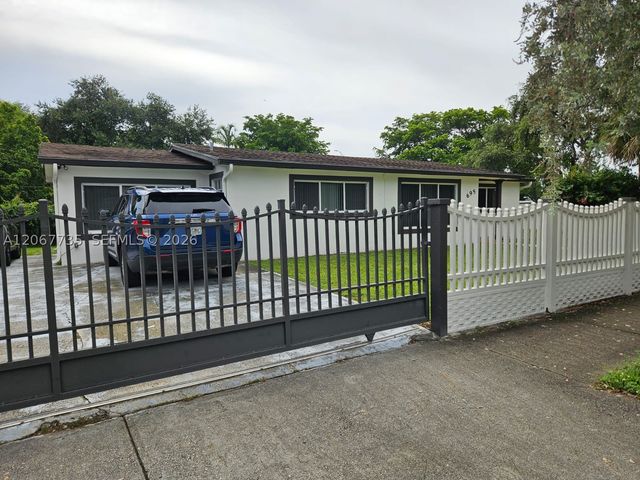 695 W 76th St, Hialeah, FL 33014