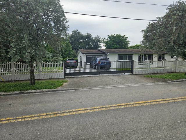 695 W 76th St, Hialeah, FL 33014