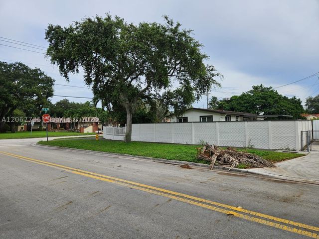 695 W 76th St, Hialeah, FL 33014