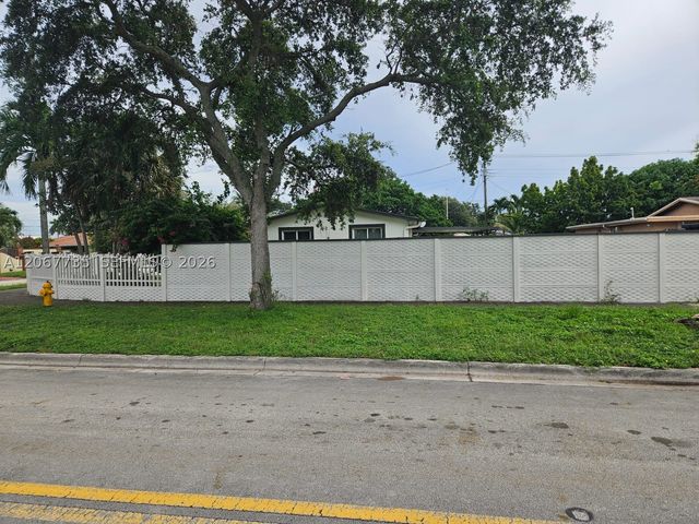 695 W 76th St, Hialeah, FL 33014