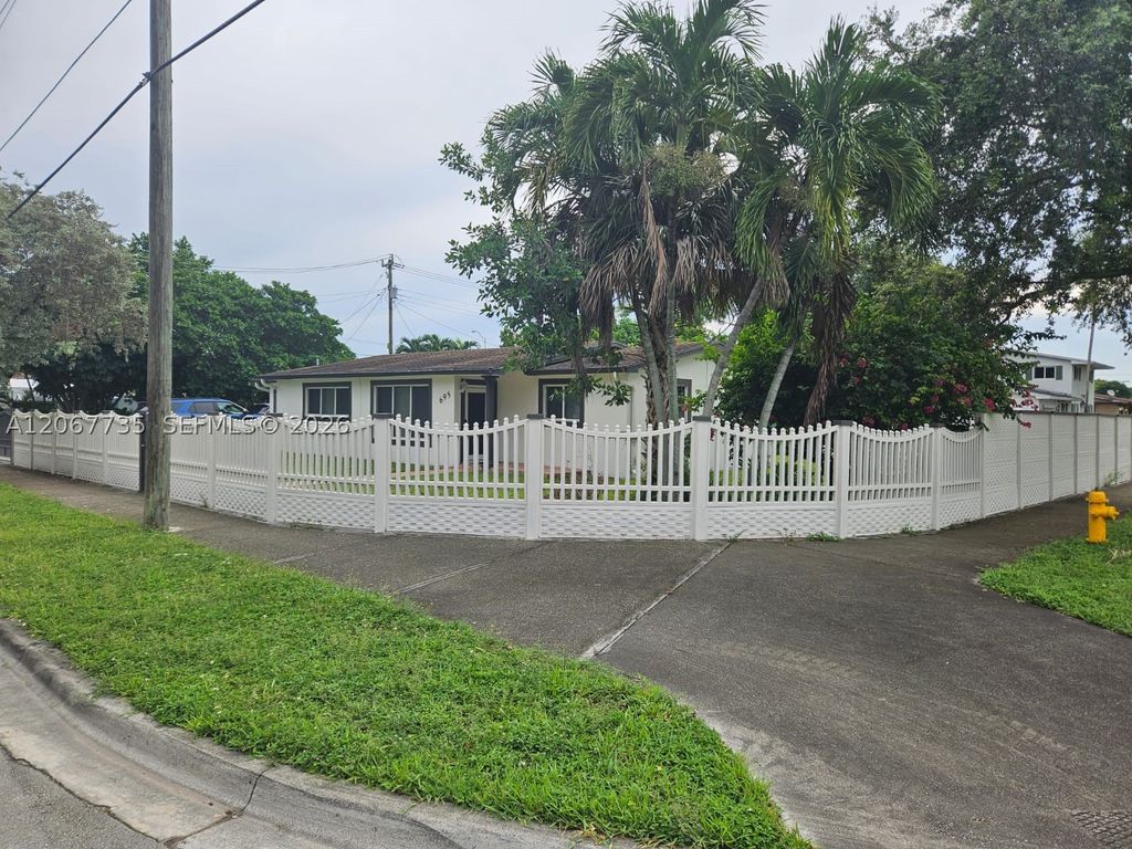 695 W 76th St, Hialeah, FL 33014