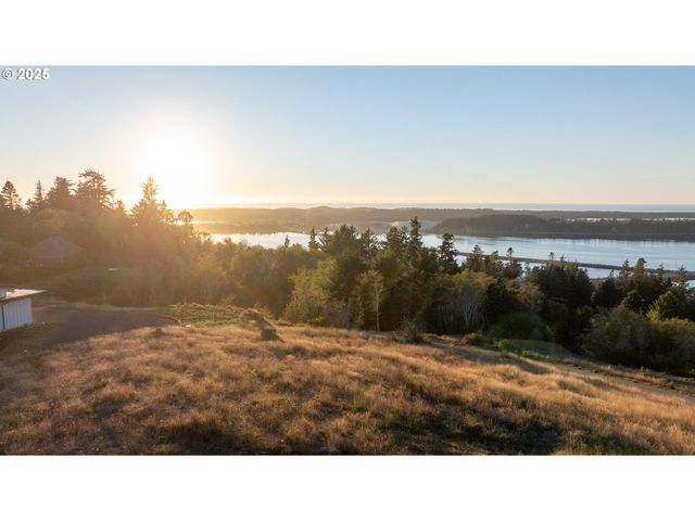 Fiddleback Rd 3717, North Bend, OR 97459