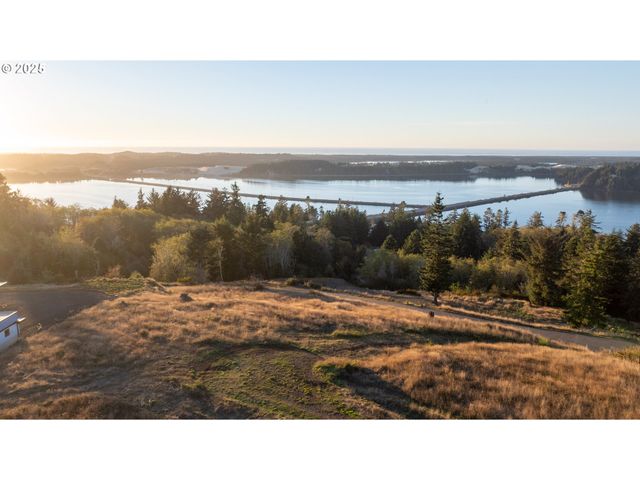 Fiddleback Rd 3717, North Bend, OR 97459