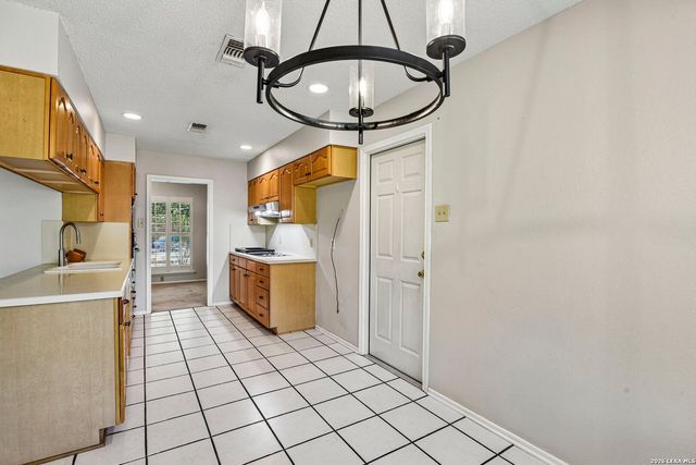8714 MIDCROWN DR, Windcrest, TX 78239