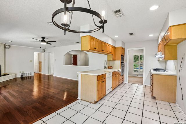 8714 MIDCROWN DR, Windcrest, TX 78239