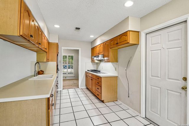8714 MIDCROWN DR, Windcrest, TX 78239