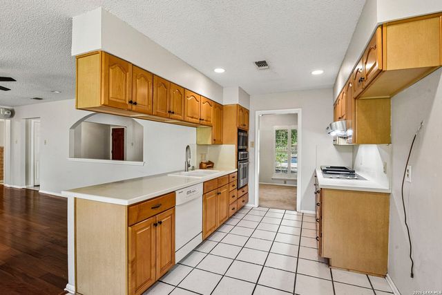 8714 MIDCROWN DR, Windcrest, TX 78239