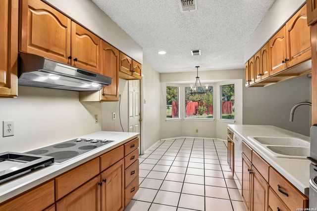 8714 MIDCROWN DR, Windcrest, TX 78239